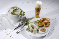 Weißwurst-Breze-süßer Senf-Weißbier-typisch bayerisches Essen