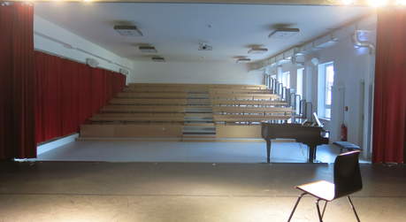 Großer Saal mit Bühne und ausfahrbarer Tribüne für max. 200 Personen