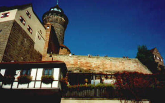 Nürnberg höchst gelegenes Gasthaus mit Gartenterrasse direkt am Eingang zur Kaiserburg mit historischem Ambiente