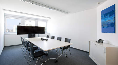 Top ausgestatteter moderner Meetingraum für Videokonferenzen.