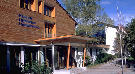 Eingang des Seminar- und Tagungszentrums am Ammersee