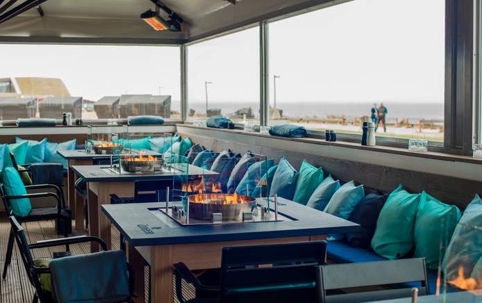 Auf unserer wetterfesten Terrasse sitzen Sie gemütlich an Grilltischen und genießen eine einmalige Lagerfeueratmosphäre mit kulinarischen Überraschungen.