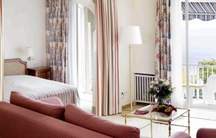 Die Zimmer sind ausgestattet mit komfortabler Wohnecke und vom Schlafbereich mit einem Vorhang abtrennbar. Zwei Einzelbetten nebeneinander (keine französischen Betten). Belegung: 1 bis 3 Personen. Mit Balkon.