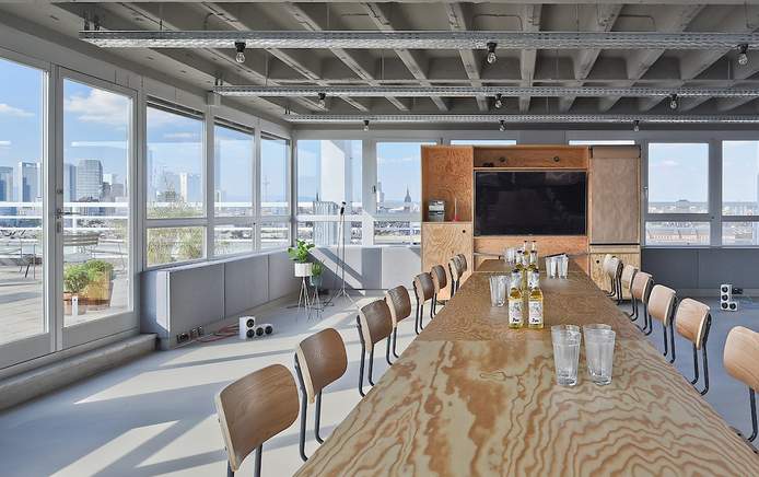 Meetingraum mit atemberaubendem Blick auf die Frankfurter Skyline