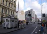 Checkpoint Charlie mit Haus Deutscher Stiftungen 