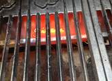 Grillson Grill beim Anfeuern