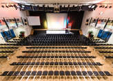 Großer Saal & Bühne bereit für die Veranstaltung