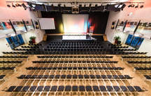 Großer Saal & Bühne bereit für die Veranstaltung