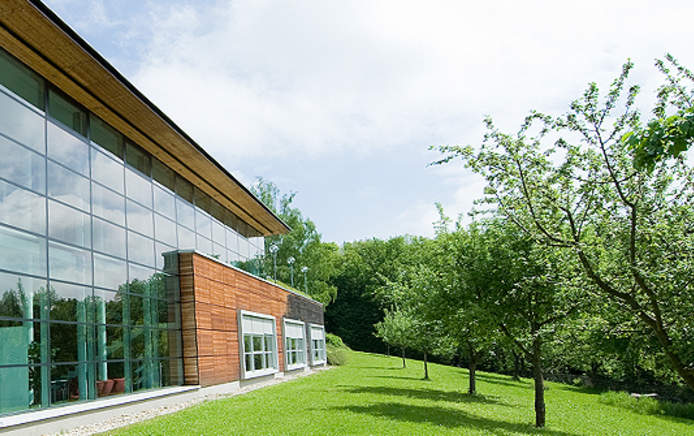 Das Bildungshaus liegt zentrumsnahe und dennoch im Grünen. 