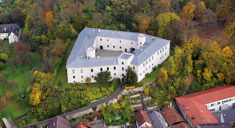 Schloss Ebelsberg<br/>Schlosspark mit Kastanienallee<br/>Schlosshof, Gewölbe<br/>eigener Parkplatz<br/>barrierefreier Zugang