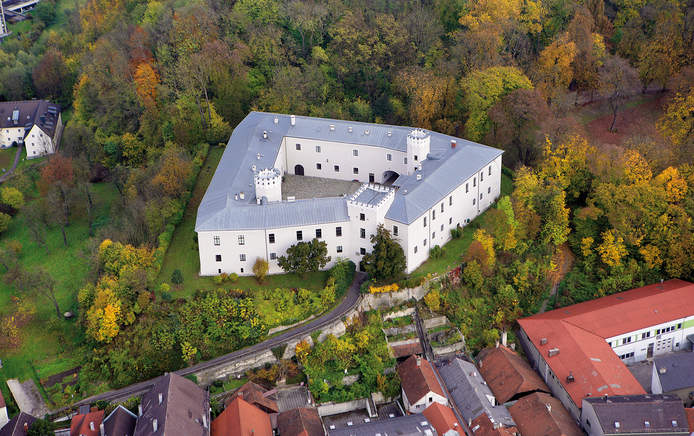 Schloss Ebelsberg
<br/>Schlosspark mit Kastanienallee
<br/>Schlosshof, Gewölbe
<br/>eigener Parkplatz
<br/>barrierefreier Zugang