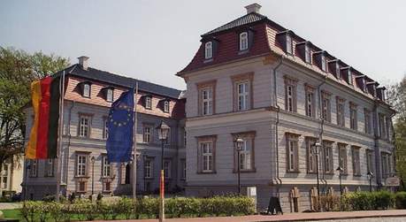Das Mercure Hotel Schloss Neustadt-Glewe, liegt am Rand der Lewitz vor den Toren Schwerins direkt im Stadtzentrum. Unmittelbar hinter dem Schloss befindet sich unsere Sonnenterrase am Eldeufer.