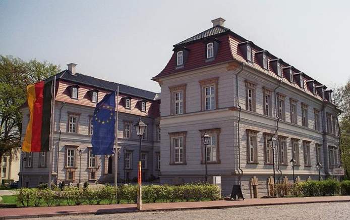 Das Mercure Hotel Schloss Neustadt-Glewe, liegt am Rand der Lewitz vor den Toren Schwerins direkt im Stadtzentrum. Unmittelbar hinter dem Schloss befindet sich unsere Sonnenterrase am Eldeufer.
