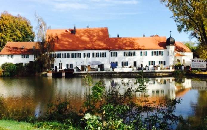 Das privat geführte Schlosshotel liegt verkehrsgünstig im romantischen Ferienland Donau-Ries zwischen Nürnberg, Donauwörth und Augsburg am Rand des Altmühltals und lädt Sie herzlich auf einen Besuch ein.