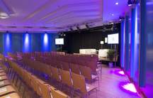 Veranstaltungsaal mit Kinobestuhlung und Beleuchtungsmöglichkeit