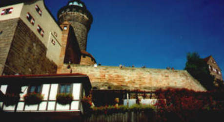 Nürnberg höchst gelegenes Gasthaus mit Gartenterrasse direkt am Eingang zur Kaiserburg mit historischem Ambiente