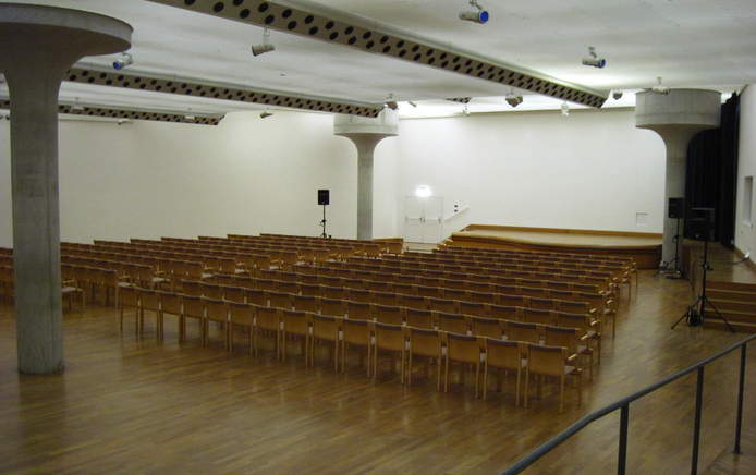 Vortragssaal der Staatsgalerie Stuttgart, bestuhlt für ca. 300 Personen