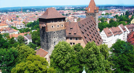 Kultur|Jugendherberge Nürnberg (Kaiserstallung) von der Kaiserburg aus gesehen.