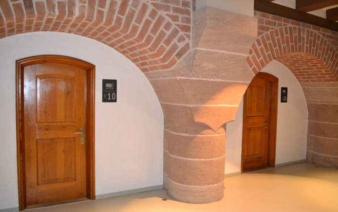 Zimmertüren unter den Gewölbebögen 