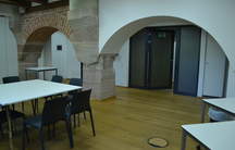 Seminarraum 1. Links ist die Schiebewand zu Seminarraum 2 zu erkennen.