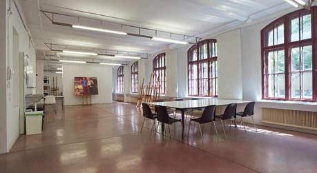 Die Zeichenfabrik, situiert in einem ehemaligen, heute denkmalgeschützten Fabriksgebäude in 1150 Wien, ist mit gesamt 370 m2 und loftartigen Räumen in der Größe von 20 m2 - 80 m2 ein attraktiver Drehort für Film-, Fernseh- und Werbeproduktionen.