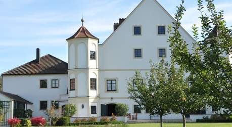 Mitten in der Hallertau, zwischen Ingolstadt und München liegt das romantische Schloß Pörnbach. Der ideale Ort für Firmenfeiern, Events, Tagungen und Hochzeiten. Eine Vielfalt von Möglichkeiten bietet das schöne Schloß Pörnbach
