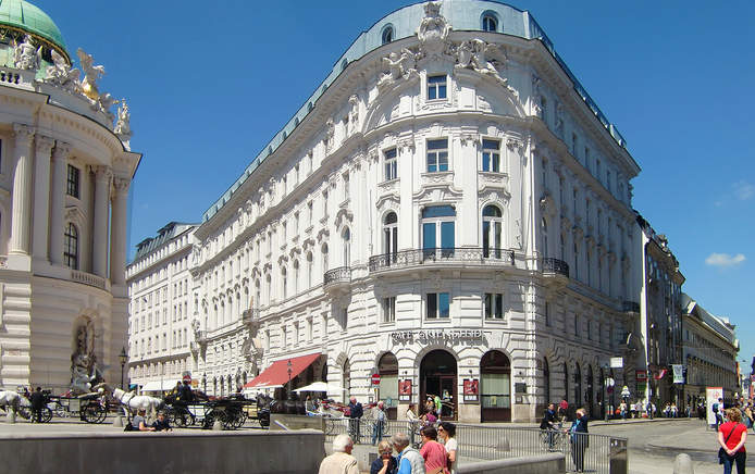 LEPALAIS Business Residence befindet sich am Michaelerplatz direkt über dem Café Griensteidl.