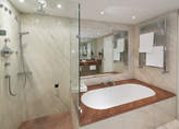 Das Bad bietet Ihnen die Wahl zwischen einer warmen Dusche oder einem entspannten Bad