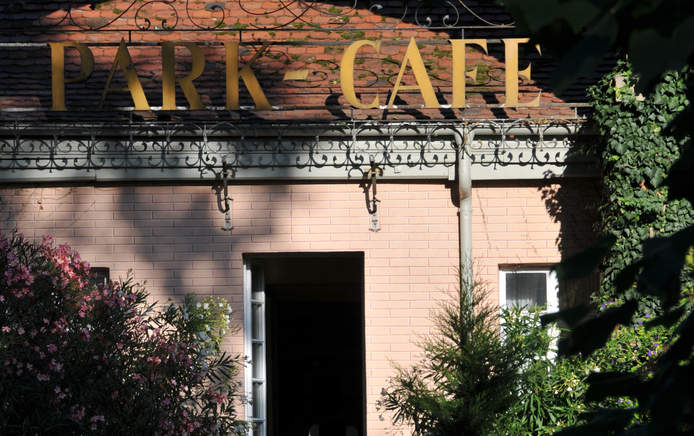 Eingang zum Parkcafé > Blauer und Gelber Salon