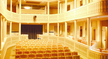 Theatersaal mit Blick von der Bühne