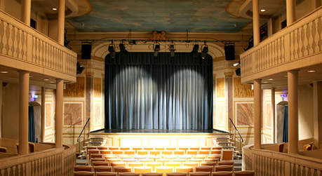 Theatersaal mit Blick auf die Bühne