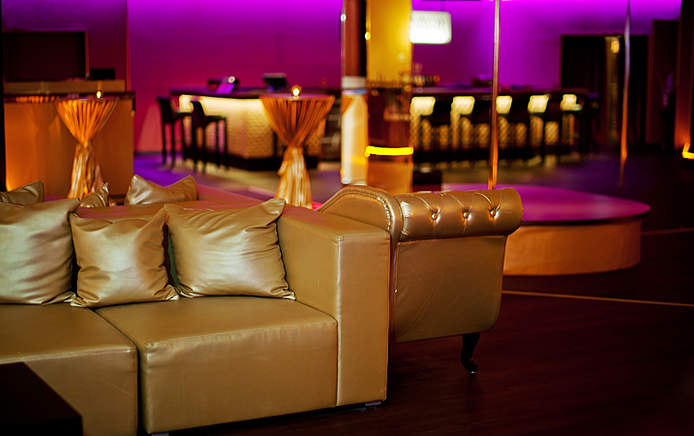 Blick von der Tanzfläche zur Cocktail-Lounge
