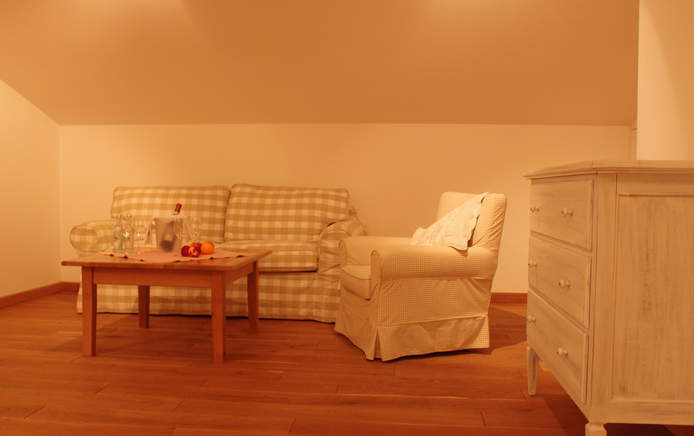 Sitzecke in der Komfort Suite im Bernhard´s Seebacher Haus***S