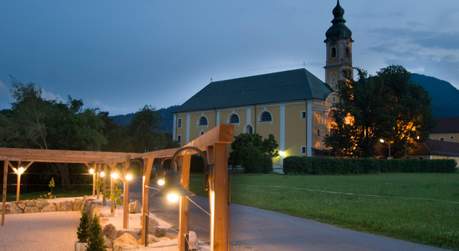 Außenansicht am Schloss Urfahrn mit Blick auf das Kloster Reisach