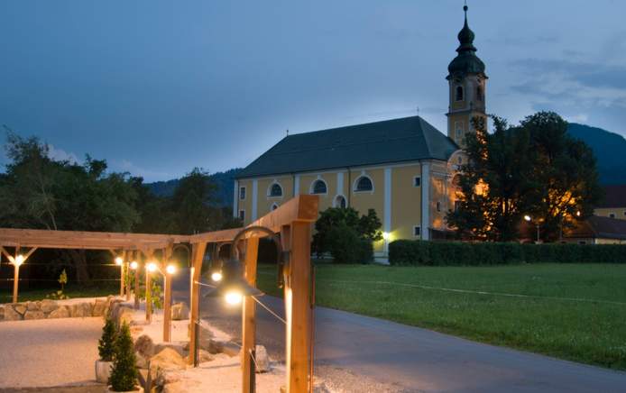 Außenansicht am Schloss Urfahrn mit Blick auf das Kloster Reisach