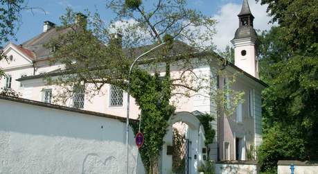 Außenansicht - Eingang der extra buchbaren Schlosskapelle am Schloss Urfahrn