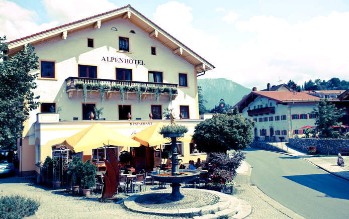 Außenansicht unserer beiden Häuser.
<br/>Links: Bernhard´s Stammhaus
<br/>Rechts: Bernhard´s Seebacher Haus***S