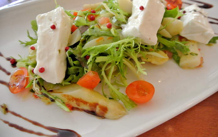 Salat mit Frischkäse und Spargel