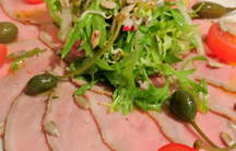 Vitello Tonnato mit Kapern und kleinem Salatbouquet