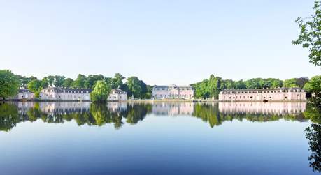 Schloss Benrath mit seinem weitläufigen Park und seinen idyllischen Gärten im Süden Düsseldorfs bietet eine bezaubernde Kulisse für private sowie für geschäftliche Veranstaltungen. 