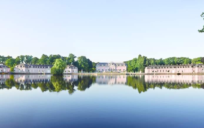 Schloss Benrath mit seinem weitläufigen Park und seinen idyllischen Gärten im Süden Düsseldorfs bietet eine bezaubernde Kulisse für private sowie für geschäftliche Veranstaltungen. 