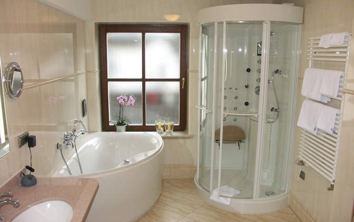 Badezimmer mit Dampfbad und Jacuzzi im Doppelzimmer Komfort