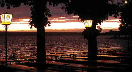 Biergarten bei Sonnenuntergang