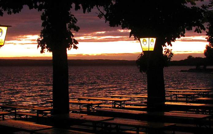 Biergarten bei Sonnenuntergang