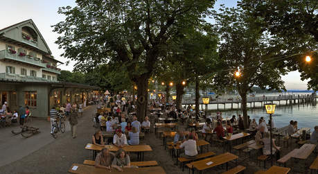 Biergarten am Abend