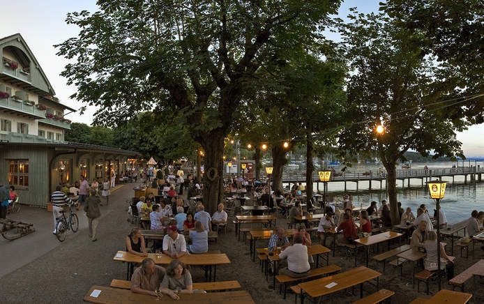 Biergarten am Abend