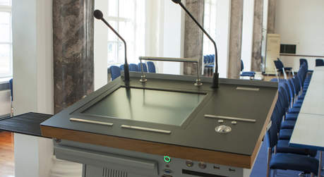 modernes Rednerpult mit umfangreicher Technik und höhenverstellbar