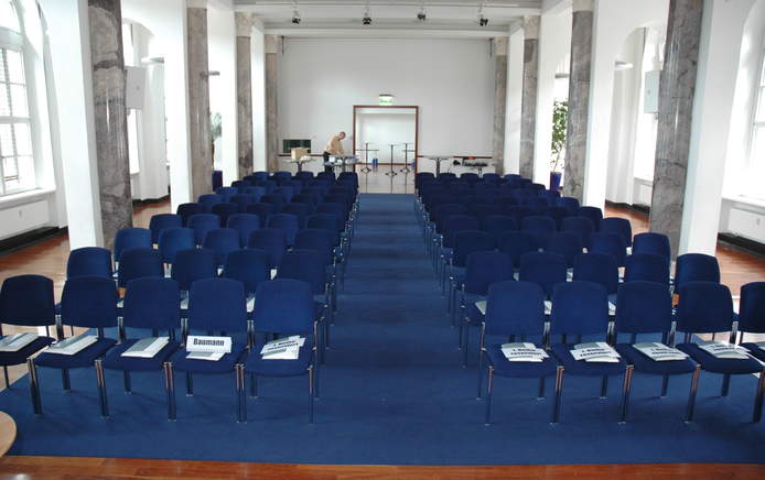 Der Marmorsaal in Reihenbestuhlung bietet Platz für 200 Personen 
