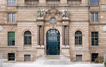 Der repräsentative Eingang in die NÜRNBERGER Akademie, in der sich der Marmorsaal befindet.