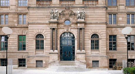 Der repräsentative Eingang in die NÜRNBERGER Akademie, in der sich der Marmorsaal befindet.